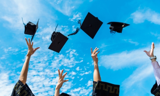 How to Write a Graduation Speech - Featured
