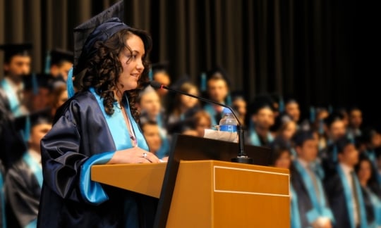 How to Write a Valedictorian Speech - Featured