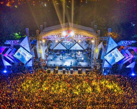 lacking hand gestures