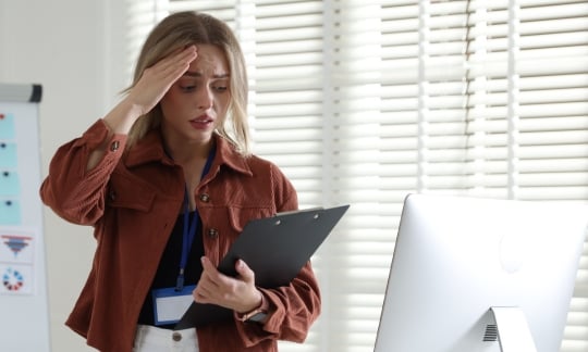 Examples of Bad Habits That Distract Your Audience - Featured